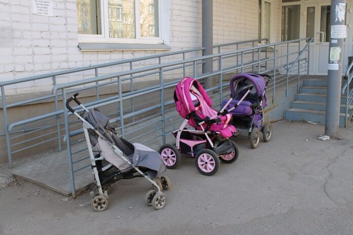 В Україні планують облаштувати парковку для дитячих візочків біля шкіл і лікарень В Україні планують облаштувати парковку для дитячих візочків біля шкіл і лікарень