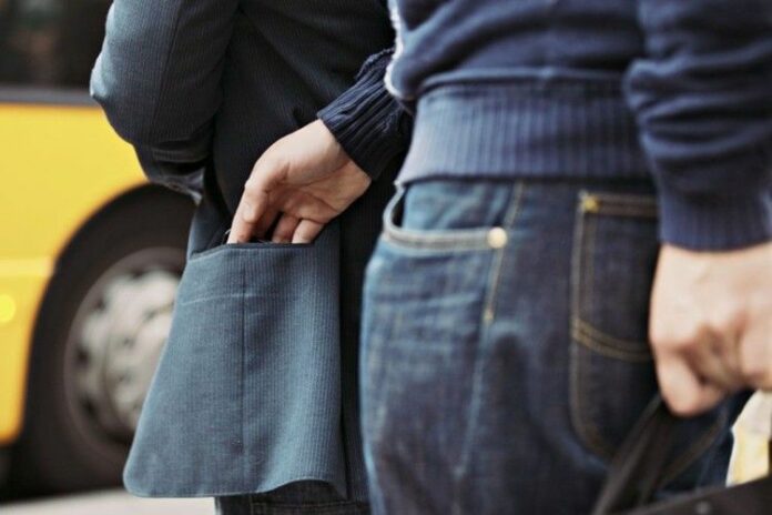 Біля «Добробуту» у Львові обікрали поляка Біля «Добробуту» у Львові обікрали поляка