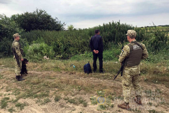 На Львівщині прикордонники затримали два автомобілі та турка На Львівщині прикордонники затримали два автомобілі та турка