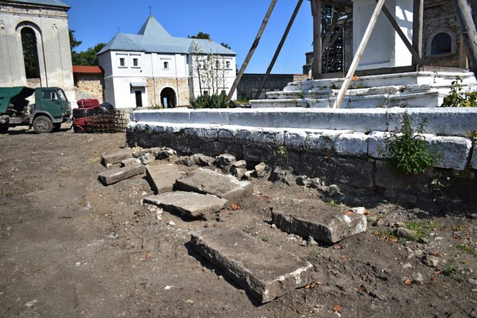 У Підкамені під час реставрації монастиря знищили десятки поховань (фото) У Підкамені під час реставрації монастиря знищили десятки поховань (фото)