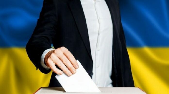 На Львівщині члени ДВК помолилися зі священиком у спортзалі перед виборами На Львівщині члени ДВК помолилися зі священиком у спортзалі перед виборами