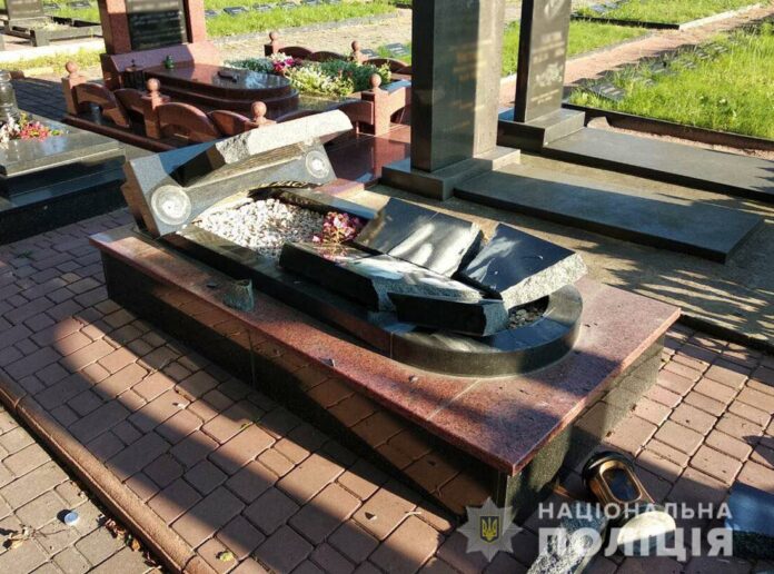 Вандали на Житомирщині зруйнували могили бійців АТО (фото) Вандали на Житомирщині зруйнували могили бійців АТО (фото)