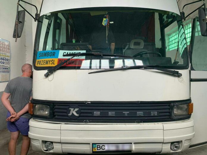 На кордоні з Польщею прикордонники виявили у рейсовому автобусі тайник з контрабандою (фото) На кордоні з Польщею прикордонники виявили у рейсовому автобусі тайник з контрабандою (фото)
