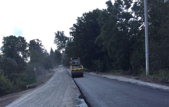 На Львівщині продовжуються роботи з удосконалення дорожнього покриття (фото) На Львівщині продовжуються роботи з удосконалення дорожнього покриття (фото)