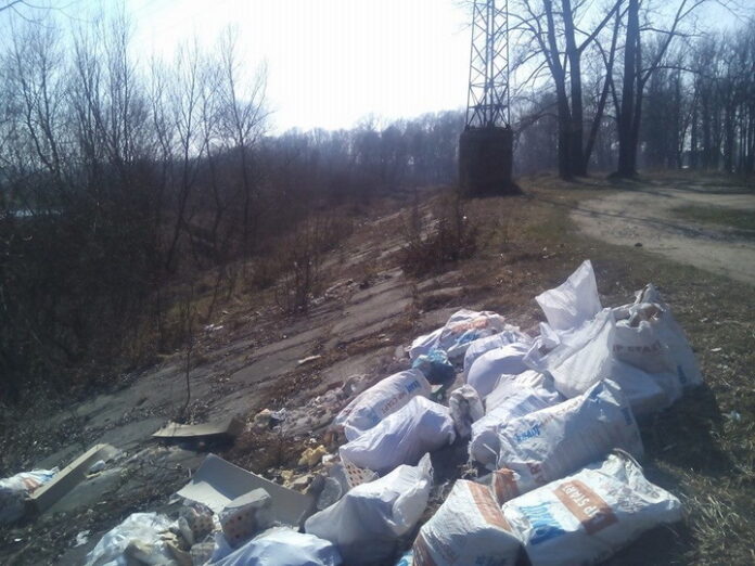 На Франківщині селяни за гроші закопували сміття зі Львова на власному городі (відео) На Франківщині селяни за гроші закопували сміття зі Львова на власному городі (відео)