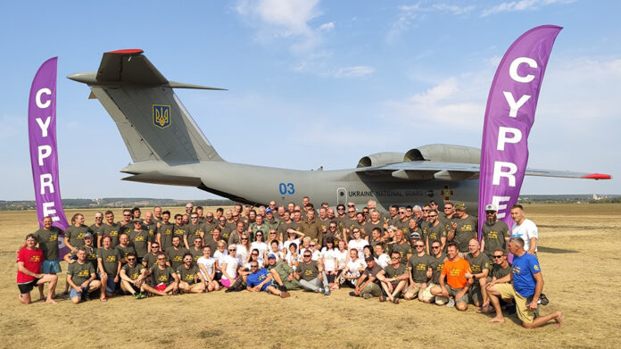 Уперше в Україні скайдайвери склали фігуру 100-way: неймовірні фото Уперше в Україні скайдайвери склали фігуру 100-way: неймовірні фото