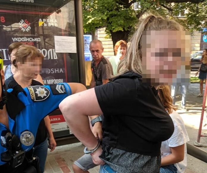 У Львові патрульні затримали двох молодих дівчат у стані алкогольного сп’яніння (фото) У Львові патрульні затримали двох молодих дівчат у стані алкогольного сп’яніння (фото)