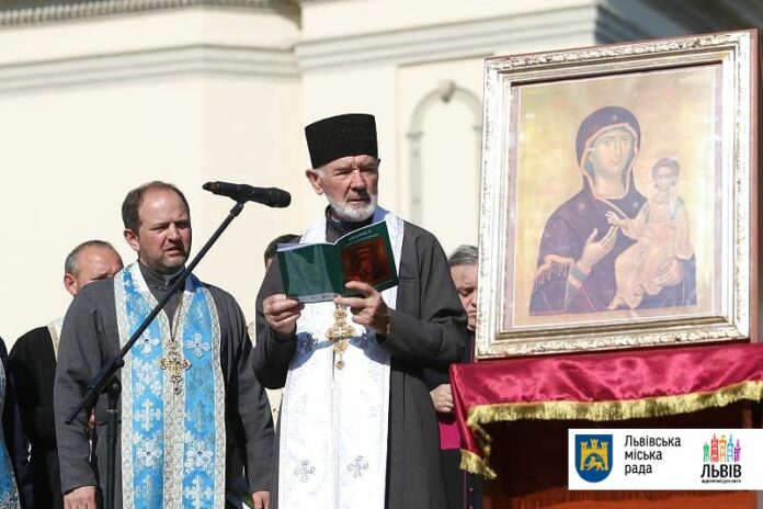 У Львові відбувся Акафіст та спільна молитва за Україну (фото) У Львові відбувся Акафіст та спільна молитва за Україну (фото)
