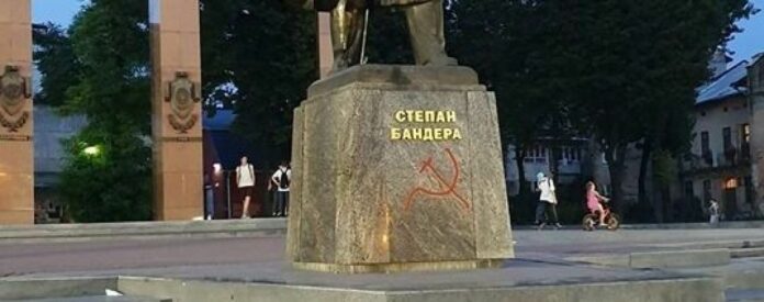 Вандала, який оскверняв пам’ятники у Львові та Винниках, затримали Вандала, який оскверняв пам’ятники у Львові та Винниках, затримали
