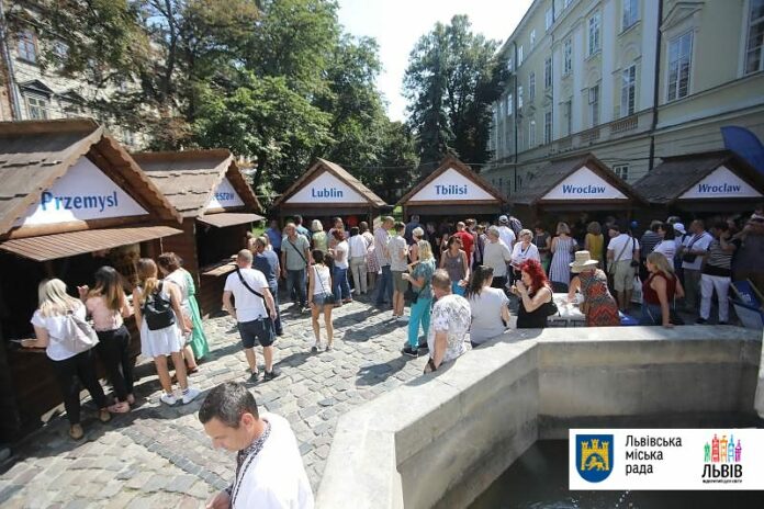 Садовий разом з іноземною делегацією оглянули Ярмарок партнерства Садовий разом з іноземною делегацією оглянули Ярмарок партнерства