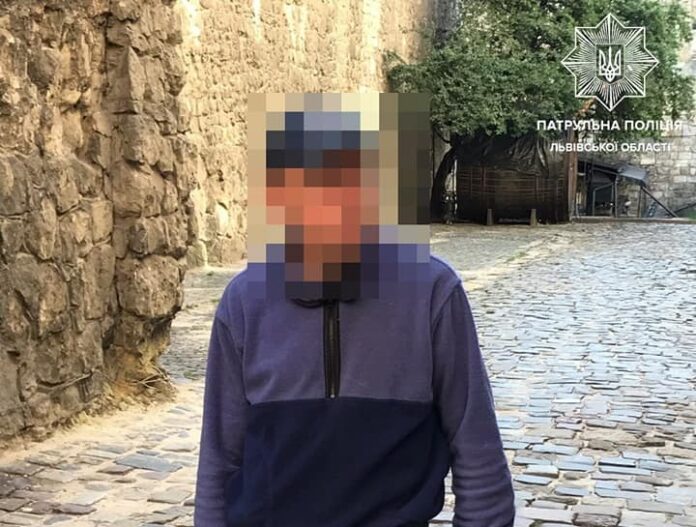 У Львові раніше судимий чоловік поцупив решітку стічного люку (фото) У Львові раніше судимий чоловік поцупив решітку стічного люку (фото)