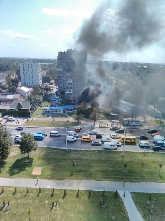 Вогнеборці загасили пожежу у торговому павільйоні на Стрийській (фото, відео) Вогнеборці загасили пожежу у торговому павільйоні на Стрийській (фото, відео)