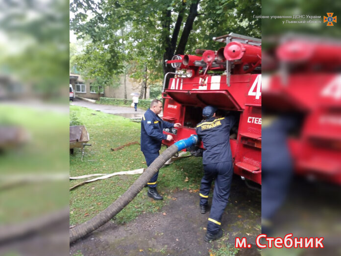 На Львівщині рятувальники ліквідовують наслідки негоди (фото) На Львівщині рятувальники ліквідовують наслідки негоди (фото)
