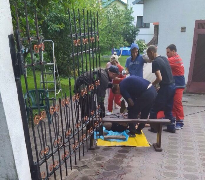 На Львівщині чоловік, перелазячи огорожу, наштрикнувся на металевий штир На Львівщині чоловік, перелазячи огорожу, наштрикнувся на металевий штир
