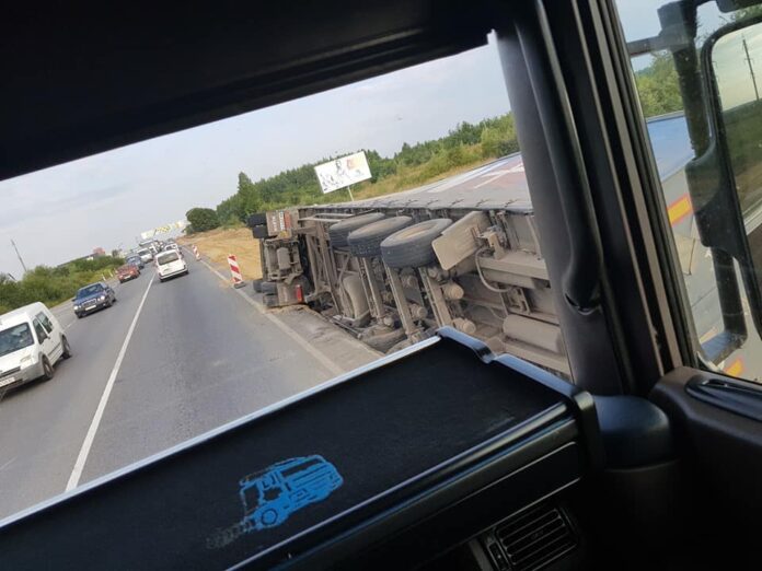На Львівщині перевернулася вантажівка (фото, відео) На Львівщині перевернулася вантажівка (фото, відео)