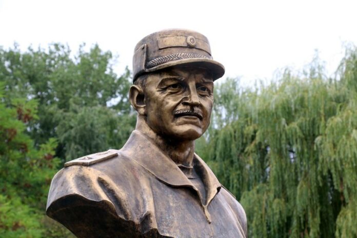 У Чорткові відкрили пам’ятник генерал-майору Сергію Кульчицькому У Чорткові відкрили пам’ятник генерал-майору Сергію Кульчицькому