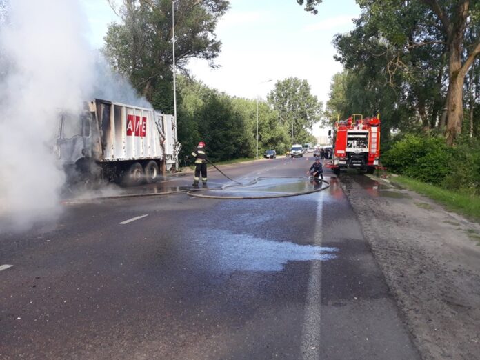 У Львові під час руху спалахнув сміттєвоз – кабіна вигоріла ущент (фото) У Львові під час руху спалахнув сміттєвоз – кабіна вигоріла ущент (фото)