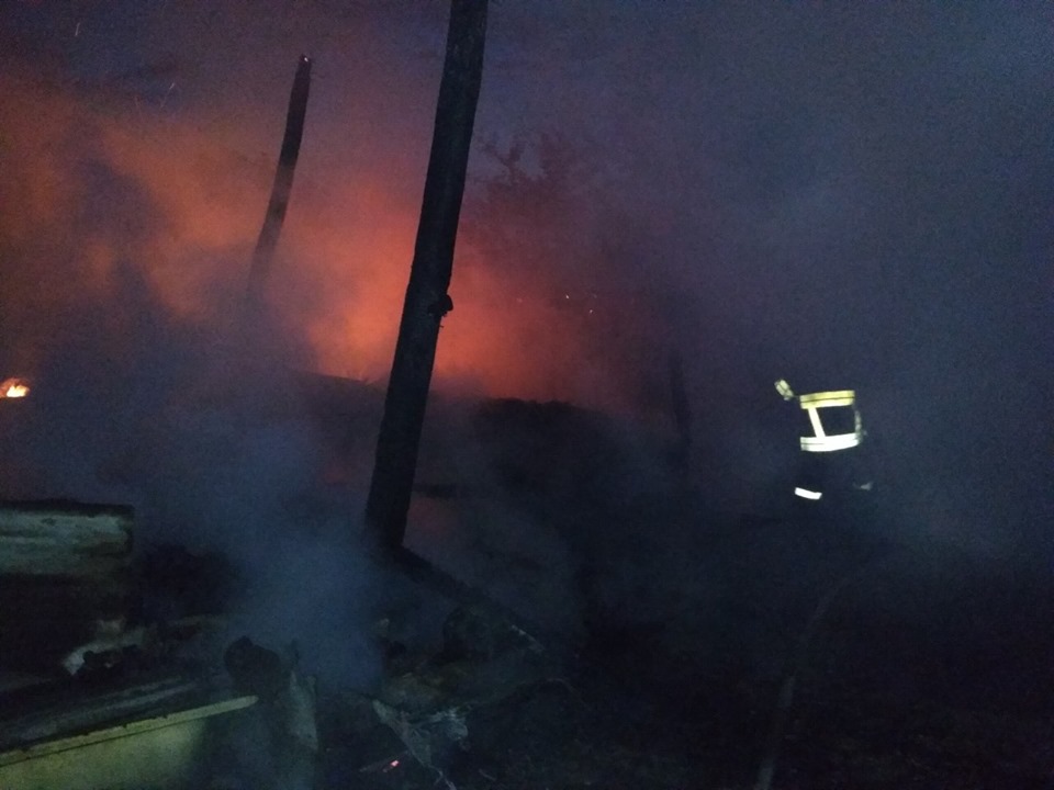 На Львівщині під час пожежі згоріла худоба і дві тонни сіна (фото) - 1