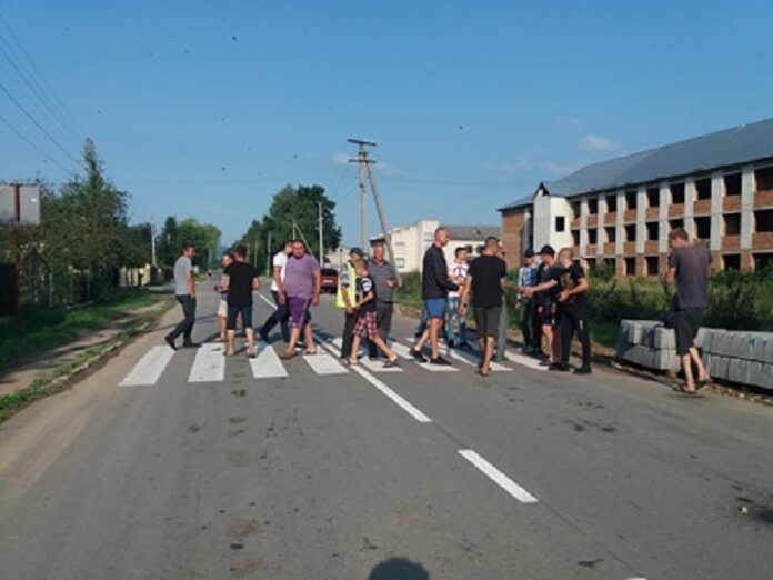 На Львівщині протестувальники вимагають відремонтувати дорогу Старий Самбір-Кобло (фото) На Львівщині протестувальники вимагають відремонтувати дорогу Старий Самбір-Кобло (фото)