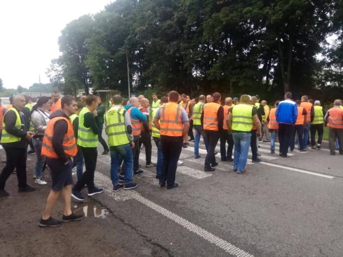 Водії вантажівок перекрили трасу Київ—Чоп Водії вантажівок перекрили трасу Київ—Чоп