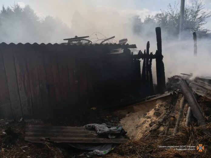 На Львівщині згоріла господарська будівля (фото) На Львівщині згоріла господарська будівля (фото)