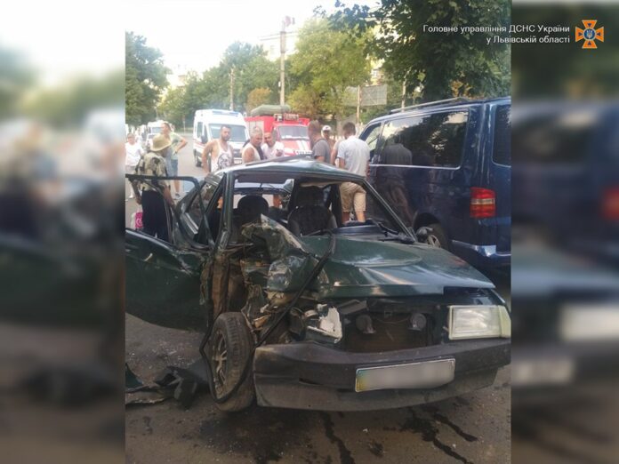 На Львівщині внаслідок автотрощі двоє людей потрапили у лікарню (фото) На Львівщині внаслідок автотрощі двоє людей потрапили у лікарню (фото)