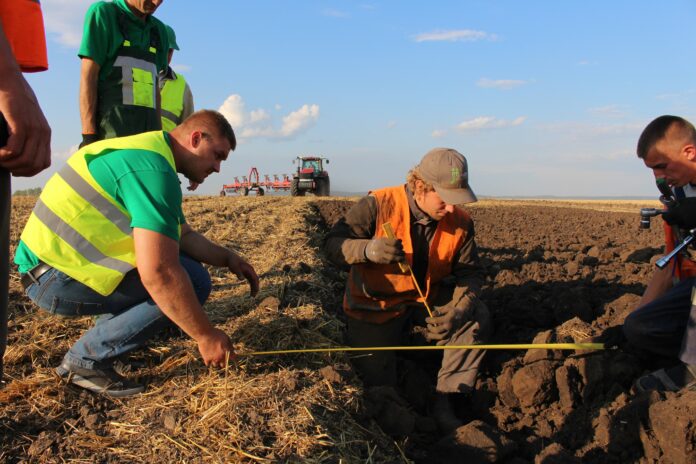 За кубок з оранки змагалися трактористи «Контінентал» За кубок з оранки змагалися трактористи «Контінентал»
