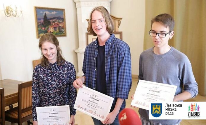 У Львові троє переможців Міжнародної олімпіади з хімії отримали грошові подарунки від міста У Львові троє переможців Міжнародної олімпіади з хімії отримали грошові подарунки від міста