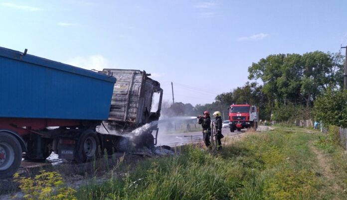 На Львівщині рятувальники ліквідували пожежу у вантажному автомобілі (фото) На Львівщині рятувальники ліквідували пожежу у вантажному автомобілі (фото)