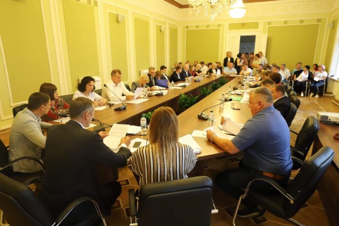 З усіх програм обласної ради чи не найкраще виконується програма доплат чиновникам З усіх програм обласної ради чи не найкраще виконується програма доплат чиновникам