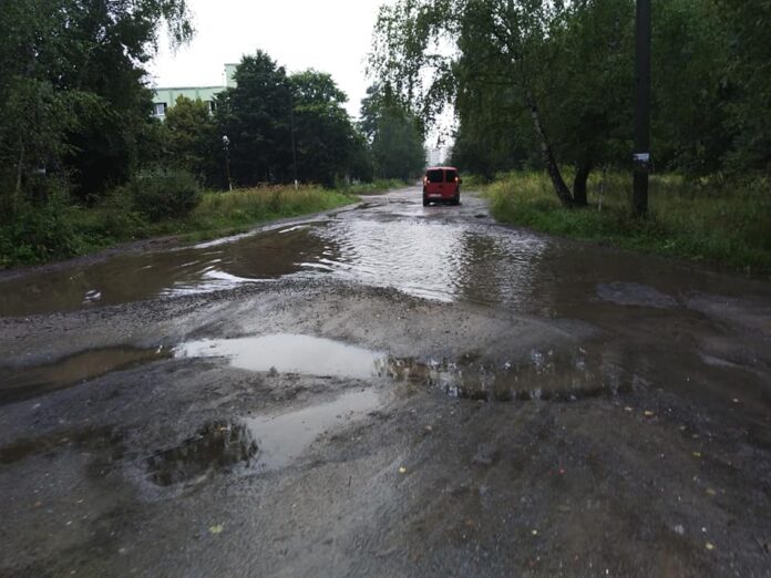 Через зливу в Новояворівську затопило дорогу до залізничної станції Через зливу в Новояворівську затопило дорогу до залізничної станції
