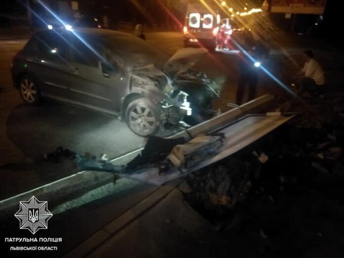 Нетвереза львів’янка розтрощила власний автомобіль (фото) Нетвереза львів’янка розтрощила власний автомобіль (фото)