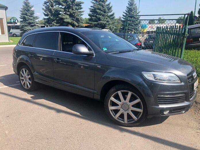 Львівські митники вилучили два автомобілі через підроблені документи Львівські митники вилучили два автомобілі через підроблені документи