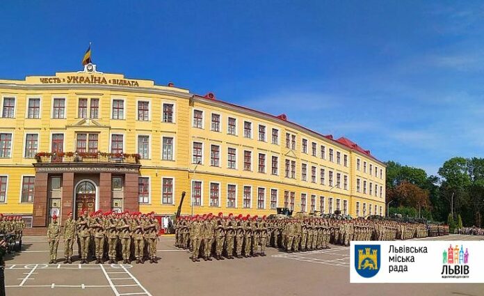 Першокурсники Національної академії сухопутних військ присягнули на вірність українському народові Першокурсники Національної академії сухопутних військ присягнули на вірність українському народові