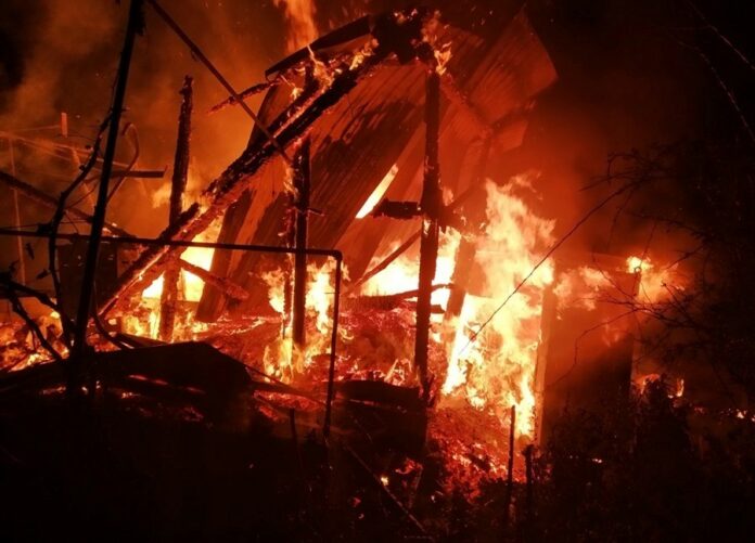 На Львівщині згорів дерев’яний дачний будинок (ФОТО) На Львівщині згорів дерев’яний дачний будинок (ФОТО)