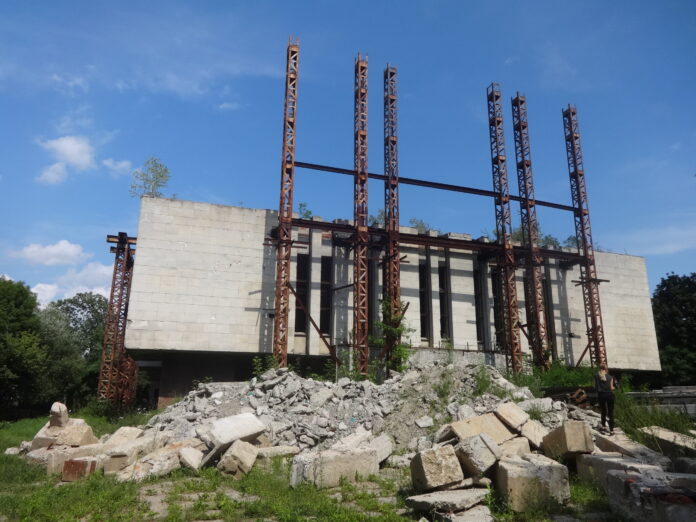 У Парку культури, де раніше був цвинтар, знову хочуть будувати готель У Парку культури, де раніше був цвинтар, знову хочуть будувати готель