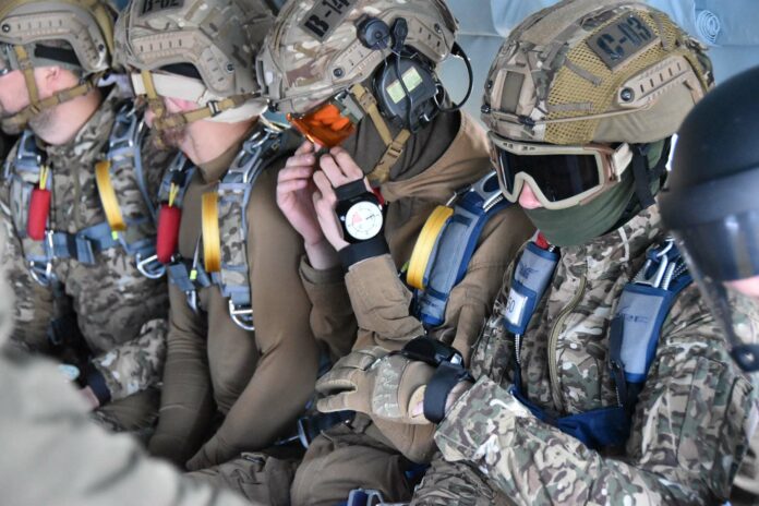 Спецпризначенці випробували нову українську парашутну систему «Сокіл» (фото) Спецпризначенці випробували нову українську парашутну систему «Сокіл» (фото)
