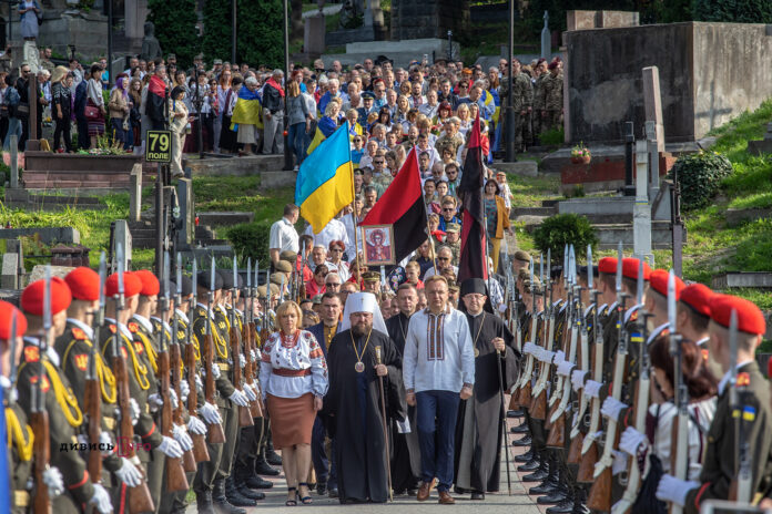 У День Незалежності України у Львові вшанували полеглих Героїв (фото) У День Незалежності України у Львові вшанували полеглих Героїв (фото)