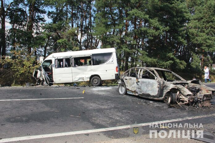 Некерований BMW врізався в маршрутку – постраждали 24 людини (фото, відео) Некерований BMW врізався в маршрутку – постраждали 24 людини (фото, відео)