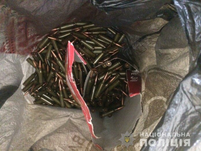На Львівщині поліцейські вилучили у чоловіка напідпитку 240 набоїв На Львівщині поліцейські вилучили у чоловіка напідпитку 240 набоїв