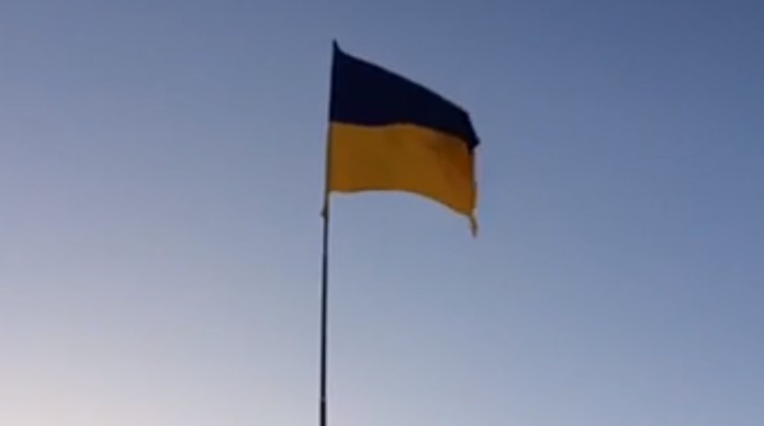 В окупованому Криму місцеві патріоти підняли державний прапор України В окупованому Криму місцеві патріоти підняли державний прапор України