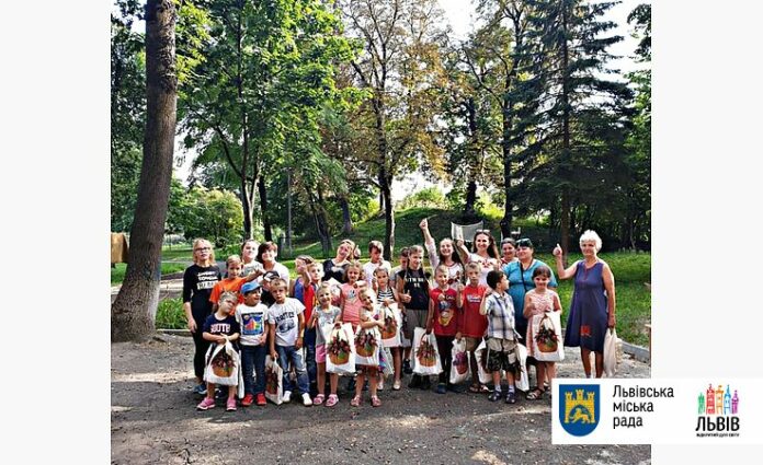 У Львові 116 дітей з соціально-незахищених сімей отримали канцелярське приладдя й весело провели час У Львові 116 дітей з соціально-незахищених сімей отримали канцелярське приладдя й весело провели час