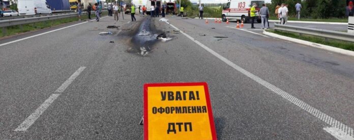 На Львівщині перекинувся автомобіль, четверо людей постраждало (фото) На Львівщині перекинувся автомобіль, четверо людей постраждало (фото)