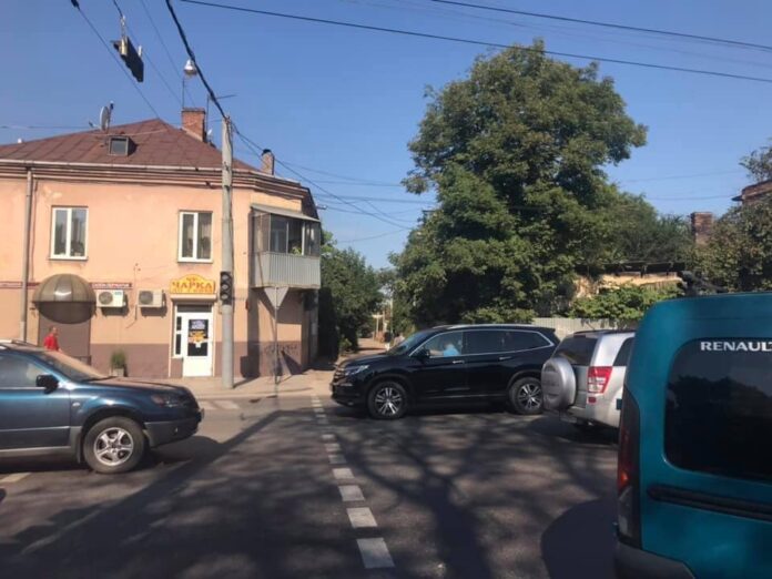 У Львові на вузлових перехрестях вийшли з ладу світлофори У Львові на вузлових перехрестях вийшли з ладу світлофори