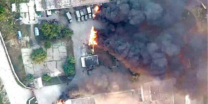 ЗСУ знищили базу окупаційних сил РФ з військовою технікою (відео) ЗСУ знищили базу окупаційних сил РФ з військовою технікою (відео)