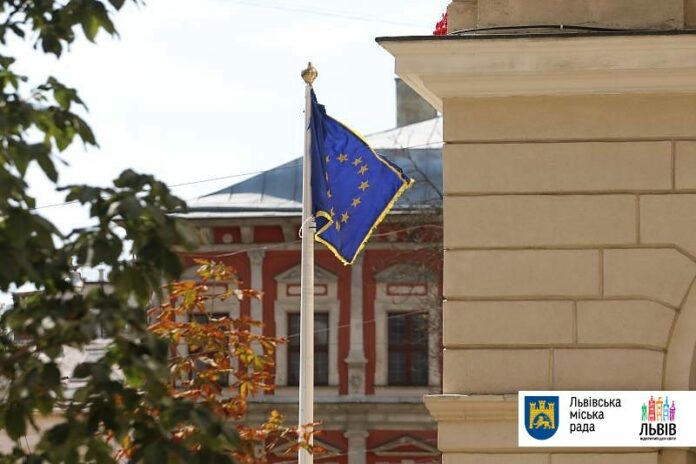 Львову урочисто вручили Почесний прапор Призу Європи Львову урочисто вручили Почесний прапор Призу Європи