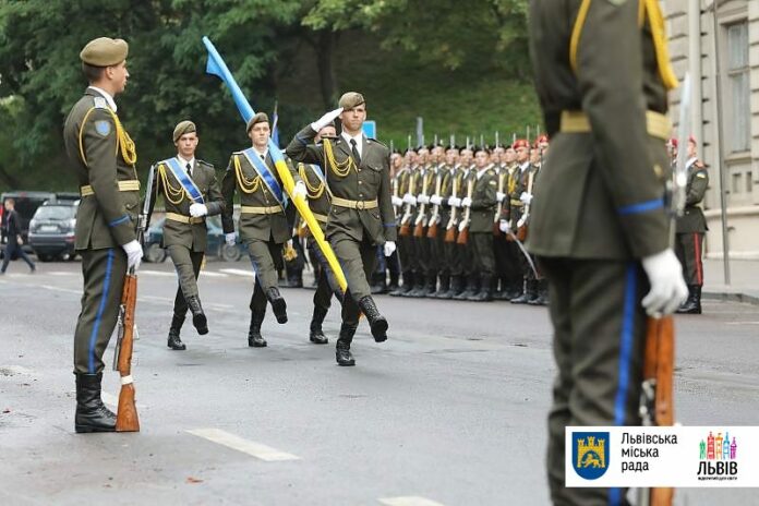 У Львові урочисто підняли Державний Прапор України (відео) У Львові урочисто підняли Державний Прапор України (відео)