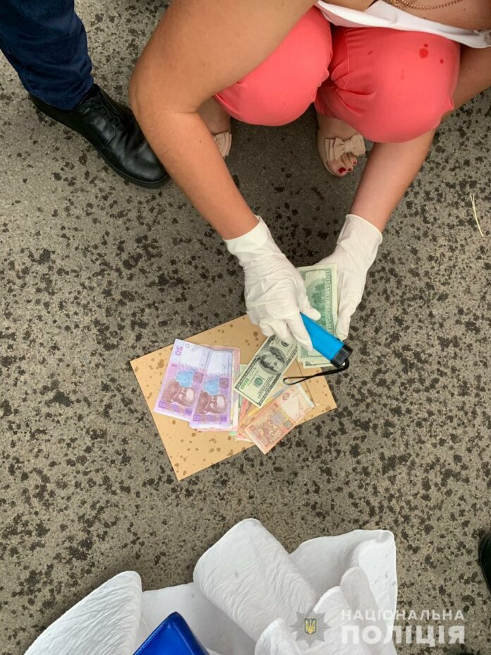 Посадовицю Львівської міськради впіймали на хабарі Посадовицю Львівської міськради впіймали на хабарі