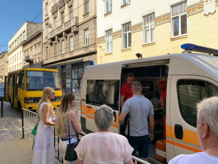 У центрі Львова травмувалася пасажирка маршрутки (фото) У центрі Львова травмувалася пасажирка маршрутки (фото)