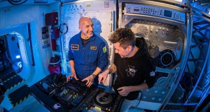 Італійський астронавт зіграв перший DJ-сет у космосі (відео) Італійський астронавт зіграв перший DJ-сет у космосі (відео)